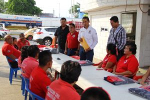 En el marco de la celebración del Día del Bombero, el Gobierno Municipal de Minatitlán, que dirige el Ing. Héctor Damián Cheng Barragán, acompañado del Lic. Saúl Wade León, Secretario de Finanzas, realizaron la entrega de uniformes al Heroico Cuerpo de Bomberos.