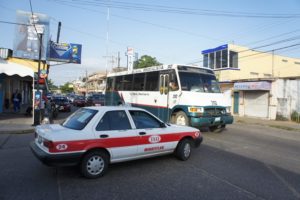 TAXI: desde que se dio el aumento de circulación de nuevos taxis a choferes se le redujo las ganancias.