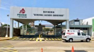 Durante la mañana de ayer fueron evacuados alrededor de 700 trabajadores de compañía del área de refinería Gral. Lázaro Cárdenas del río luego de trascender que se registraba una fuga de gas combustible en una de las válvulas.
