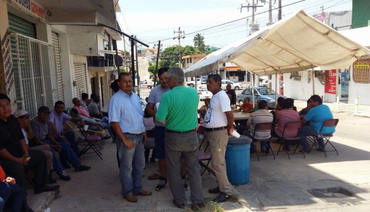 SIMPATIZANTES DE MORENA MANTIENEN RESGUARDO AL OPLE