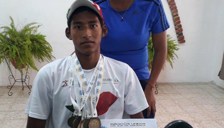 El atleta paralimpico acompañado de su entrenadora Marisol