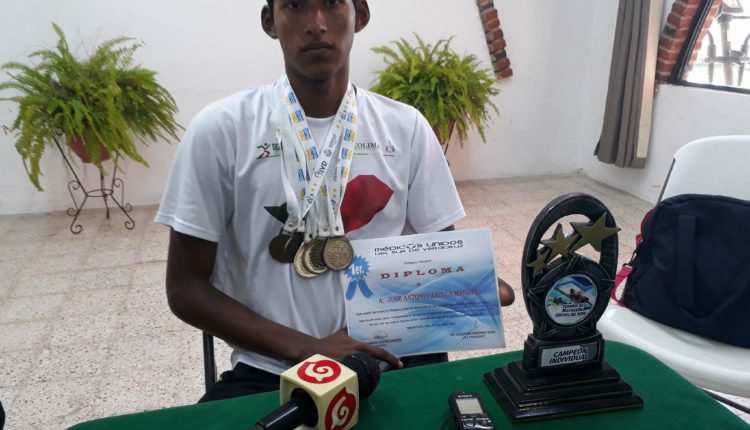 Toño un gran campeón, que la focomelia no le ha impedido ser uno de los mejores atletas en Veracruz.