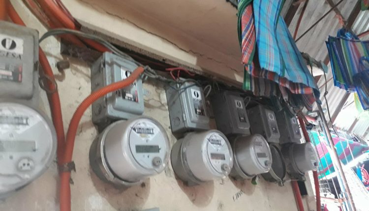 TODO UNA TELARAÑA CABLES DEL MERCADO PUPULAR, PODRÍA HABER UN INCENDIO