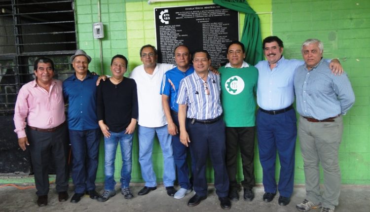 despues de develar la placa conmemorativa, los ex alumnos tuvieron una amena reuniòn
